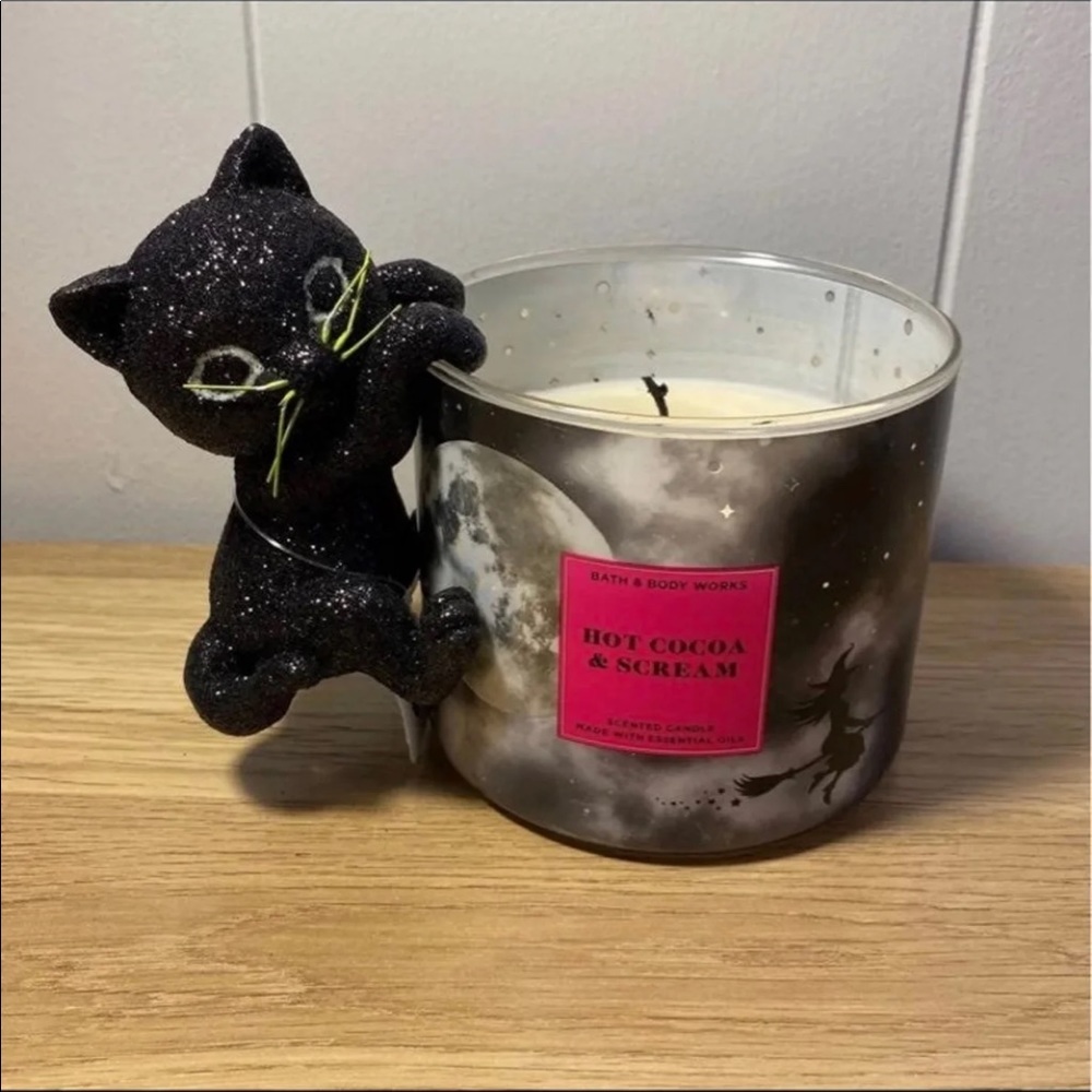 Glow in the dark eyes & Whiskers!
2021 Bath & Body Works Cat Candle Accessory